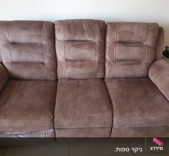 ספה חומה עם שלושה מושבים, נראית נקייה ומסודרת.